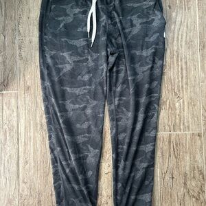 Vuori Women Black Camouflage Joggers